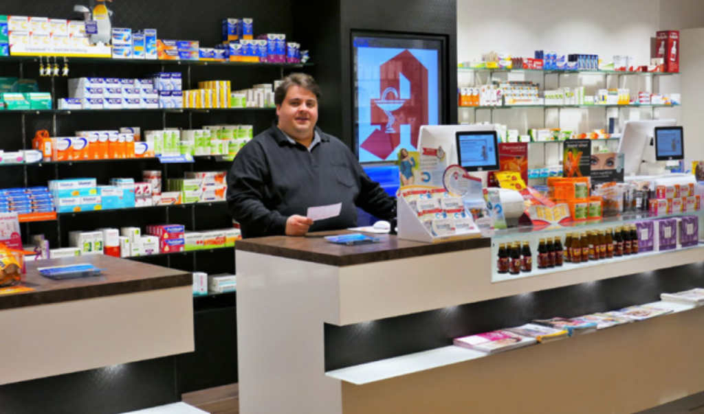 Inhaber in der Adler-Apotheke am HV